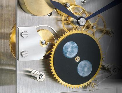 Erwin Sattler Lunaris Tischuhr Handaufzug verchromt 23cm weißes Zifferblatt – Großuhren Tischuhr aus . Das Gehäuse ist rechteckig und silber. Das Zifferblatt ist römisch Index und silber. – Ansicht 3