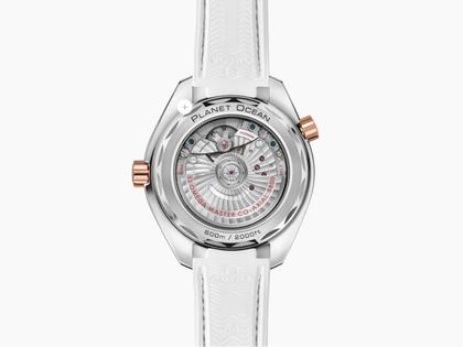 Omega Seamaster Planet Ocean 600M Automatik Rotgold 39,5mm weißes Zifferblatt weißes Leder-/Kautschukband – Herrenuhren Uhr mit Datum aus 750 Rotgold, Edelstahl, Kautschuk, Keramik und Leder. Das Gehäuse ist rund und silber. Das Lederarmband Kroko / Alligator ist weiß. Das Zifferblatt ist arabisch Index und weiß. – Ansicht 2