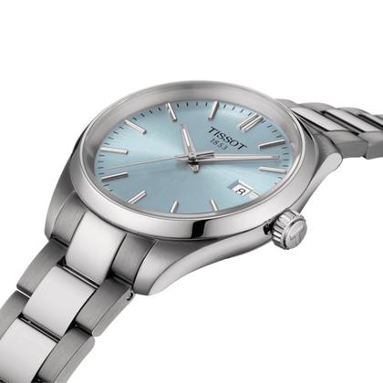 Tissot PR 100 Quarz Edelstahl 34mm hellblaues Zifferblatt Metallband – Damenuhren Uhr mit Datum aus Edelstahl. Das Gehäuse ist rund und silber. Das Edelstahlarmband ist silber. Das Zifferblatt ist ein Index in blau. – Ansicht 2