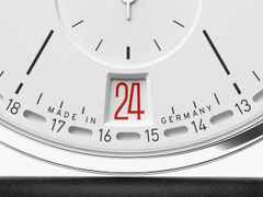 Nomos Glashütte Tangente 2date Handaufzug Edelstahl 38mm weißes Zifferblatt schwarzes Lederband Glasboden – Herrenuhren Uhr mit Datum aus Edelstahl und Leder. Das Gehäuse ist rund und silber. Das Lederarmband ist schwarz. Das Zifferblatt ist arabisch Index und silber. – Ansicht 9