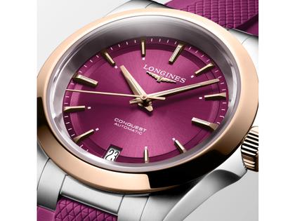 Longines Conquest Automatik Edelstahl 34mm magentafarbenes Zifferblatt magentafarbenes Kautschukband – Damenuhren Uhr mit Datum aus 750 Rotgold, Edelstahl und Kautschuk. Das Gehäuse ist rund und silber. Das Kautschuk / Kunststoff / Silikon Armband ist pink. Das Zifferblatt ist ein Index in silber. – Ansicht 5