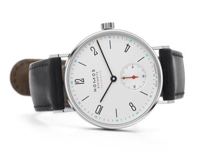 Nomos Glashütte Tangente 35 neomatik Automatik Edelstahl 35mm weißes Zifferblatt schwarzes Lederband – Damenuhren Uhr ohne Datum aus Edelstahl. Das Gehäuse ist rund und silber. Das Lederarmband ist schwarz. Das Zifferblatt ist arabisch Index und silber. – Ansicht 3