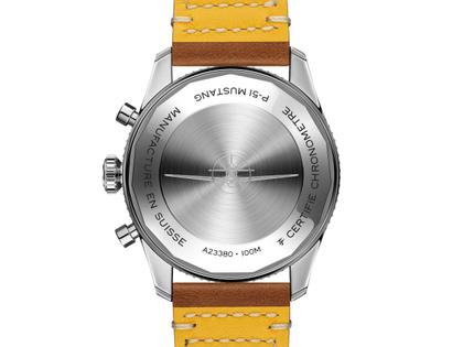 Breitling Classic Avi Chronograph 42 P-51 Mustang Automatik Edelstahl schwarzes Zifferblatt braunes Lederband – Herrenuhren Chronograph aus Edelstahl. Das Gehäuse ist rund und silber. Das Lederarmband ist braun. Das Zifferblatt ist arabisch Index und schwarz. – Ansicht 2