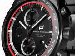Porsche Design Custom Built Timepieces Watchmakers Choice "IndischRot" Chronograph Automatik Titan Schwarz 42mm schwarzes Zifferblatt schwarzes Lederband – Herrenuhren Chronograph aus Edelstahl, Leder, Titan und Titancarbid beschichtet. Das Gehäuse ist rund und schwarz. Das Lederarmband ist schwarz. Das Zifferblatt ist ein Index in schwarz. – Ansicht 3