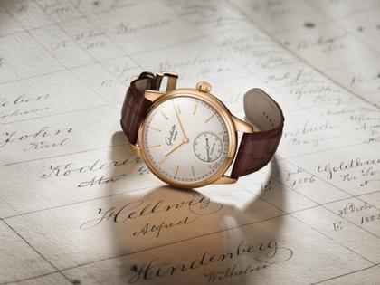 Glashütte Original Senator Alfred Helwig Tourbillon 1920 Handaufzug Roségold 40mm massivgoldenes Zifferblatt braunes Lederband Limitierte Edition – Herrenuhren Uhr ohne Datum aus 750 Rotgold. Das Gehäuse ist rund und roségold. Das Lederarmband Kroko / Alligator ist braun. Das Zifferblatt ist ein Index in weiß. – Ansicht 6