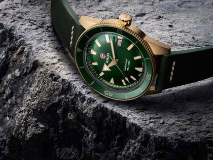 Rado Captain Cook Bronze grün Lederband – Herrenuhren Uhr mit Datum aus Bronze und Keramik. Das Gehäuse ist rund und roségold. Das Lederarmband ist grün. Das Zifferblatt ist ein Index in grün. – Ansicht 7