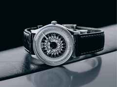 Union Glashütte Noramis Datum Deutschland Klassik 2024 Limitierte Edition Automatik Edelstahl 40mm Felgendesign Zifferblatt schwarzes Lederband – Herrenuhren Uhr mit Datum aus Edelstahl und Leder. Das Gehäuse ist rund und silber. Das Lederarmband ist schwarz. Das Zifferblatt ist ohne Zeichen und schwarz. – Ansicht 7