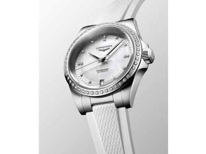 Longines Conquest Automatik Edelstahl 34mm weißes Perlmutt-Zifferblatt weißes Kautschukband – Damenuhren Uhr mit Datum aus Edelstahl und Kautschuk. Das Gehäuse ist rund und silber. Das Kautschuk / Kunststoff / Silikon Armband ist weiß. Das Zifferblatt ist ein Index in weiß. – Ansicht 2