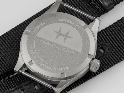 Hamilton Khaki Field Quartz Edelstahl 38mm schwarzes Zifferblatt schwarzes NATO-Textilband – Herrenuhren Uhr ohne Datum aus Edelstahl. Das Gehäuse ist rund und grau. Das Textilarmband ist schwarz. Das Zifferblatt ist ein Index in schwarz. – Ansicht 3