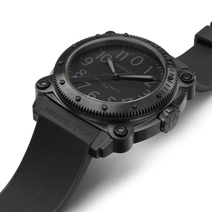 Hamilton BeLOWZERO Auto Limited Edition TENET Titan 46mm blaue Zeigerspitze schwarzes Kautschukband – Herrenuhren Uhr ohne Datum aus Titan. Das Gehäuse ist rund und schwarz. Das Kautschuk / Kunststoff / Silikon Armband ist schwarz. Das Zifferblatt ist arabisch und schwarz. – Ansicht 2
