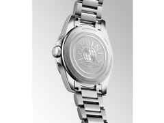 Longines Conquest Quarz Edelstahl 34mm blaues Zifferblatt Metallband – Damenuhren Uhr mit Datum aus Edelstahl. Das Gehäuse ist rund und silber. Das Edelstahlarmband ist silber. Das Zifferblatt ist ein Index in blau. – Ansicht 4