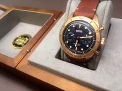 Oris Carl Brashear Chronograph Limited Edition – Herrenuhren Chronograph aus Bronze. Das Gehäuse ist rund und roségold. Das Lederarmband ist braun. Das Zifferblatt ist ein Index in blau. – Ansicht 5