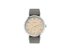 Nomos Glashütte Tangente 38 Datum "175 Years Watchmaking - Ariel" Handaufzug Edelstahl sandfarbenes Zifferblatt graues Textilband Glasboden – Herrenuhren Uhr mit Datum aus Edelstahl. Das Gehäuse ist rund und silber. Das Textilarmband ist grau. Das Zifferblatt ist arabisch Index und beige.