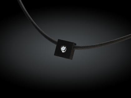 André Ribeiro Halsreif mit Anhänger Quadrat Kautschuk mit Brillant 0,15 – Halsschmuck Collier aus 750 Weißgold, Edelstahl, Kautschuk und und .