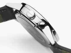 Nomos Glashütte Zürich Weltzeit Nachtblau Automatik Edelstahl 40mm weißes Zifferblatt schwarzes Lederband – Herrenuhren Uhr ohne Datum aus Edelstahl und Leder. Das Gehäuse ist rund und silber. Das Lederarmband ist schwarz. Das Zifferblatt ist ein Index in blau. – Ansicht 3