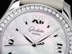 Glashütte Original Lady Serenade Automatik Edelstahl 36mm Perlmutt-Zifferblatt mit Brillanten beiges Textilband – Damenuhren Uhr mit Datum aus Edelstahl. Das Gehäuse ist rund und silber. Das Lederarmband Kroko / Alligator ist weiß. Das Zifferblatt ist römisch Index und weiß. – Ansicht 2