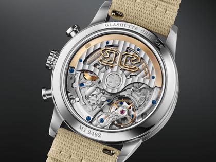 Glashütte Original Senator Chronograph Navigator Automatik Edelstahl 41mm schwarzes Zifferblatt beiges Textilband – Herrenuhren Chronograph aus Edelstahl. Das Gehäuse ist rund und silber. Das Textilarmband ist beige. Das Zifferblatt ist arabisch und schwarz. – Ansicht 7