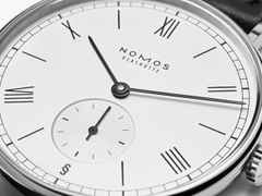 Nomos Glashütte Ludwig 35 75 Jahre Grundgesetz Handaufzug Edelstahl 35mm weißes Zifferblatt schwarzes Lederband limitiert – Damenuhren Uhr ohne Datum aus Edelstahl und Leder. Das Gehäuse ist rund und silber. Das Lederarmband ist schwarz. Das Zifferblatt ist römisch Index und weiß. – Ansicht 4
