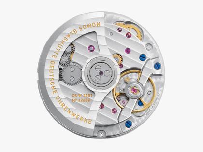 Nomos Glashütte Ludwig 36 Neomatik "Ärzte ohne Grenzen" Limited Edition Automatik Edelstahl 36mm weißes Zifferblatt schwarzes Lederband – Damenuhren Uhr ohne Datum aus Edelstahl. Das Gehäuse ist rund und silber. Das Lederarmband ist schwarz. Das Zifferblatt ist römisch Index und weiß. – Ansicht 6