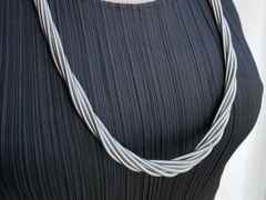 La Mollla Twist long Collier Edelstahl – Halsschmuck Collier aus Edelstahl.