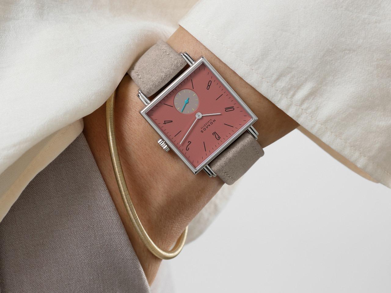 Nomos Glashütte Tetra Origins Terra Handaufzug Edelstahl 29,5mm rotes Zifferblatt graues Lederband Stahlboden – Damenuhren Uhr ohne Datum aus Edelstahl und Leder. Das Gehäuse ist quadratisch und silber. Das Lederarmband ist grau. Das Zifferblatt ist arabisch Index und rot. – Ansicht 10