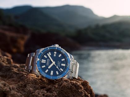 Union Glashütte Belisar  Datum Sport Pro Automatik Edelstahl 42mm blaues Zifferblatt Metallband – Herrenuhren Uhr mit Datum aus Edelstahl. Das Gehäuse ist rund und silber. Das Edelstahlarmband ist silber. Das Zifferblatt ist ein Index in blau. – Ansicht 5