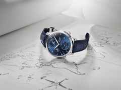 Glashütte Original Senator Cosmopolite Automatik Edelstahl 44mm blaues Zifferblatt blaues Lederband – Herrenuhren Uhr mit Datum aus Edelstahl. Das Gehäuse ist rund und silber. Das Lederarmband Kroko / Alligator ist blau. Das Zifferblatt ist ein Index in blau. – Ansicht 3