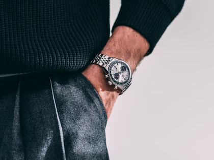 TAG Heuer Carrera Chronograph Automatik Edelstahl 39mm silberfarbenes Zifferblatt Metallband – Herrenuhren Chronograph aus Edelstahl und Keramik. Das Gehäuse ist rund und silber. Das Edelstahlarmband ist silber. Das Zifferblatt ist ein Index in silber. – Ansicht 7