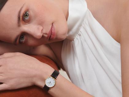 Longines La Grande Classique Quarz Edelstahl Gelbgold-PVD 24mm weißes Zifferblatt schwarzes Lederband – Damenuhren Uhr ohne Datum aus Edelstahl und PVD beschichtet. Das Armband ist ein Lederarmband. Der Zifferblatt ist römisch. – Ansicht 5