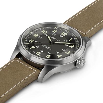 Hamilton Khaki Field Titanium Auto Titan 42mm graues Zifferblatt braunes Lederband – Herrenuhren Uhr ohne Datum aus Titan. Das Gehäuse ist rund und silber. Das Lederarmband ist braun. Das Zifferblatt ist arabisch Index und schwarz. – Ansicht 4