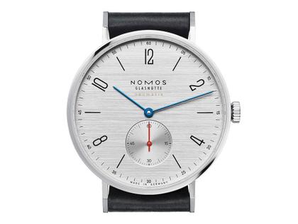 Nomos Glashütte Tangente 39 neomatik Silvercut Automatik Edelstahl 39mm silberfarbenes Zifferblatt schwarzes Lederband – Herrenuhren Uhr ohne Datum aus Edelstahl. Das Gehäuse ist rund und silber. Das Lederarmband ist schwarz. Das Zifferblatt ist arabisch Index und silber. – Ansicht 3