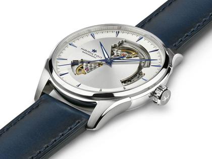 Hamilton Jazzmaster Open Heart Automatik Edelstahl 40mm silbernes Zifferblatt blaues Lederband – Herrenuhren Uhr ohne Datum aus Edelstahl und Leder. Das Gehäuse ist rund und silber. Das Lederarmband ist blau. Das Zifferblatt ist ein Index in silber. – Ansicht 2