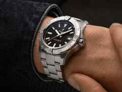 Breitling Avenger Automatik 42 Edelstahl schwarzes Zifferblatt Metallband – Herrenuhren Uhr mit Datum aus Edelstahl. Das Gehäuse ist rund und silber. Das Edelstahlarmband ist silber. Das Zifferblatt ist ein Index in schwarz. – Ansicht 5