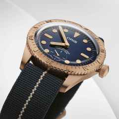 Oris Carl Brashear Limited Edition Automatik Bronze 40mm blaues Zifferblatt blaues Textilband – Herrenuhren Uhr ohne Datum aus Bronze. Das Gehäuse ist rund und roségold. Das Textilarmband ist blau. Das Zifferblatt ist ein Index in blau. – Ansicht 2