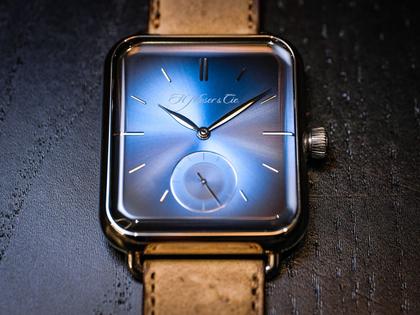 H. Moser & Cie. H. Moser Swiss Alp Watch Small Second Handaufzug Weißgold Funky Blue Fumé Double Hairspring Limited Edition – Herrenuhren Uhr ohne Datum aus 750 Weißgold. Das Gehäuse ist rechteckig und silber. Das Lederarmband Kroko / Alligator ist braun. Das Zifferblatt ist ein Index in blau. – Ansicht 3
