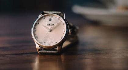Union Glashütte Seris  Datum Damenuhr champagnerfarbenes Zifferblatt und Brillanten – Damenuhren Uhr mit Datum aus Edelstahl und Leder. Das Gehäuse ist rund und silber. Das Lederarmband ist braun. Das Zifferblatt ist ein Index in beige. – Ansicht 2