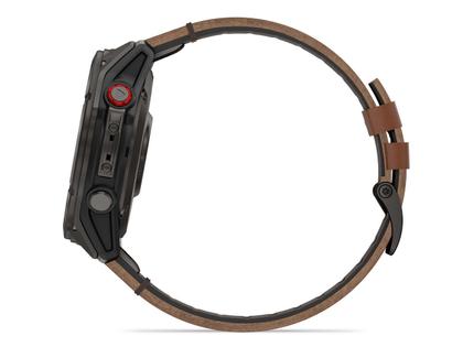 Garmin fenix 8 Pro 51mm AMOLED faserverstärktes Polymer und Titan DLC-Carbongrau digitales Zifferblatt braunes Lederband – Herrenuhren Uhr Multifunktion aus DLC beschichtet, Kunststoff und Titan. Das Gehäuse ist rund und grau. Das Lederarmband ist braun. Das Zifferblatt ist digital und schwarz. – Ansicht 4