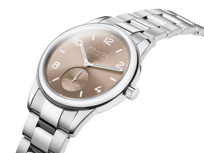 Nomos Glashütte Club Sport neomatik 39 Ember Automatik Edelstahl beiges Zifferblatt Metallband Glasboden – Herrenuhren Uhr ohne Datum aus Edelstahl. Das Gehäuse ist rund und silber. Das Edelstahlarmband ist silber. Das Zifferblatt ist arabisch Index und beige. – Ansicht 2