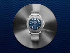Omega Seamaster Diver 300M  Automatik Edelstahl 42mm James Bond Edition blaues Zifferblatt Metallband – Herrenuhren Uhr ohne Datum aus Edelstahl und Keramik. Das Gehäuse ist rund und silber. Das Edelstahlarmband ist silber. Das Zifferblatt ist ein Index in blau. – Ansicht 5