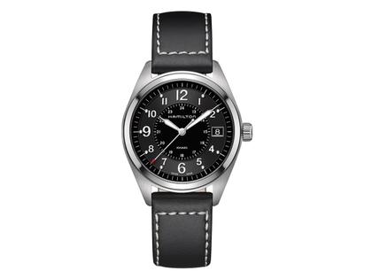 Hamilton Khaki Field Quartz Edelstahl 40mm schwarzes Zifferblatt schwarzes Lederband – Herrenuhren Uhr mit Datum aus Edelstahl. Das Gehäuse ist rund und silber. Das Lederarmband ist schwarz. Das Zifferblatt ist arabisch und schwarz.