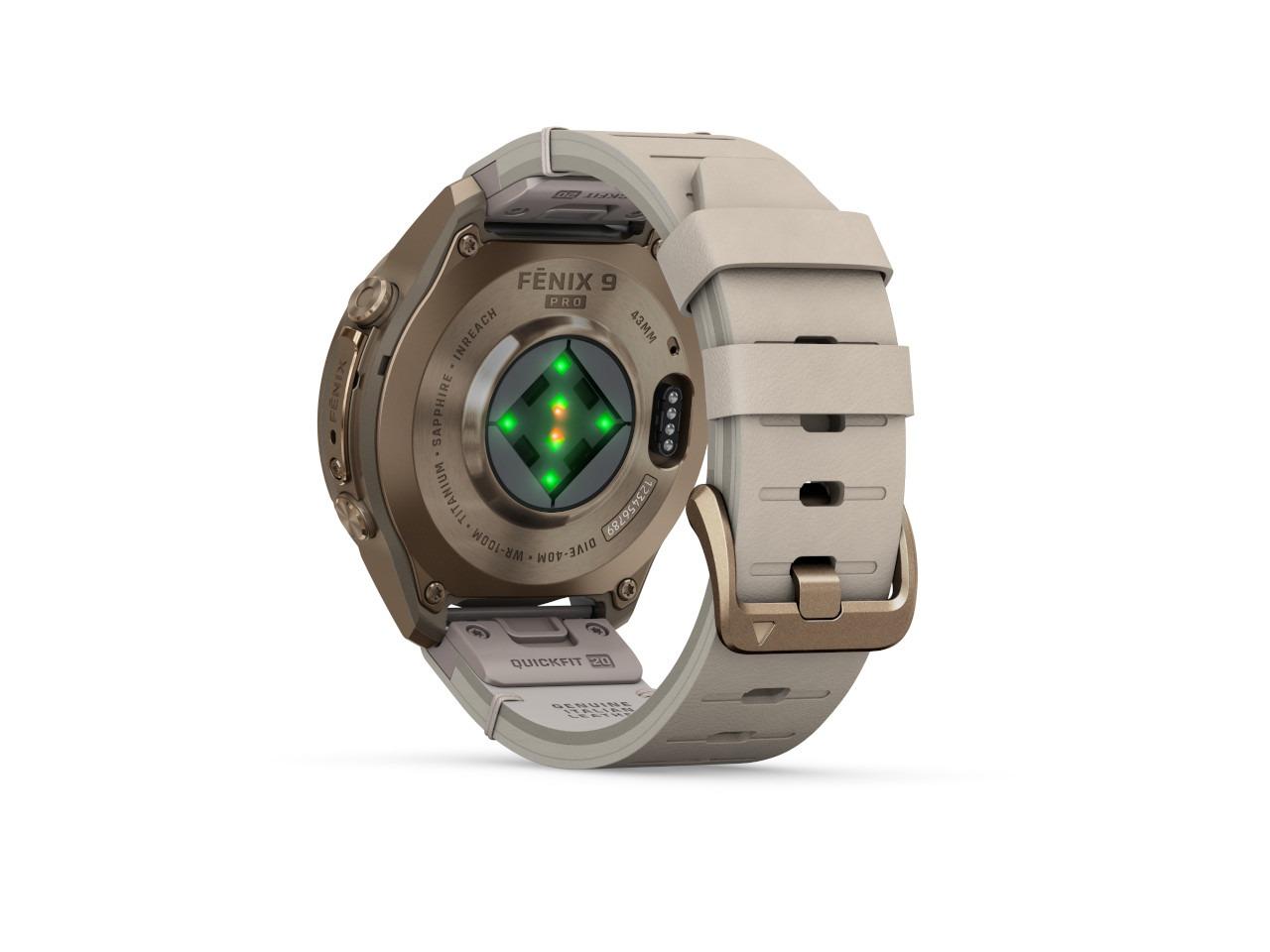 Garmin Fenix 9 Pro inReach Titan 43mm digitales Display graues Lederband – Herrenuhren Uhr Multifunktion aus Leder und Titan. Das Gehäuse ist rund und bronze. Das Lederarmband ist grau. Das Zifferblatt ist digital und schwarz. – Ansicht 4