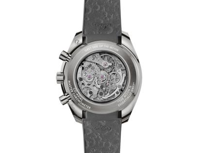 Omega Speedmaster Grey Side of the Moon Apollo 8 Chronograph Handaufzug Edelstahl 44mm graues Zifferblatt graues Kautschukband – Herrenuhren Chronograph aus Aluminium, Kautschuk und Keramik. Das Gehäuse ist rund und grau. Das Kautschuk / Kunststoff / Silikon Armband ist grau. Das Zifferblatt ist ein Index in grau. – Ansicht 2