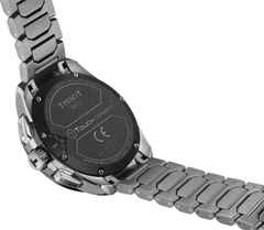 Tissot T-Touch Connect Solar Titanium rotes Silikonband – Herrenuhren Chronograph aus Titan. Das Gehäuse ist rund und silber. Das Kautschuk / Kunststoff / Silikon Armband ist rot. Das Zifferblatt ist digital und schwarz. – Ansicht 2