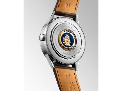 Longines Flagship Heritage Automatik Edelstahl 38,5mm beiges Zifferblatt braunes Lederband – Herrenuhren Uhr mit Datum aus Edelstahl und Leder. Das Gehäuse ist rund und silber. Das Lederarmband Kroko / Alligator ist braun. Das Zifferblatt ist ein Index in beige. – Ansicht 3