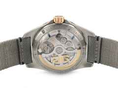Glashütte Original SeaQ Panoramadatum Automatik Edelstahl und Rotgold 43mm Textilband 1-36-13-04-91-34 Full Set Occasion – Herrenuhren Uhr mit Datum aus 750 Rotgold, Edelstahl und Keramik. Das Gehäuse ist rund und silber-rotgold. Das Textilarmband ist grau. Das Zifferblatt ist arabisch Index und grau. – Ansicht 2