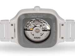 Rado True Square Open Heart Automatik Keramik 38mm weißes Zifferblatt weißes Keramikband – Herrenuhren Uhr ohne Datum aus Keramik und Titan. Das Gehäuse ist quadratisch und weiß. Das Keramikarmband ist weiß. Das Zifferblatt ist skelettiert und weiß. – Ansicht 3