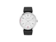 Nomos Glashütte Tangente 2date Handaufzug Edelstahl 38mm weißes Zifferblatt schwarzes Lederband Glasboden – Herrenuhren Uhr mit Datum aus Edelstahl und Leder. Das Gehäuse ist rund und silber. Das Lederarmband ist schwarz. Das Zifferblatt ist arabisch Index und silber.