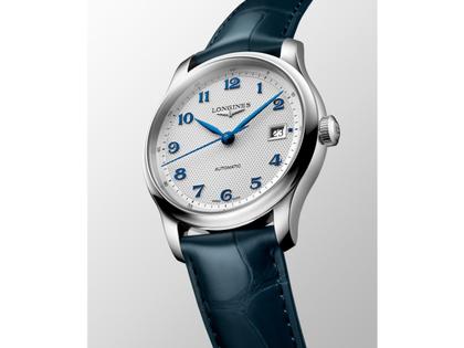 Longines Master Collection Automatik Edelstahl 39mm silbernes Zifferblatt blaues Lederband – Herrenuhren Uhr mit Datum aus Edelstahl und Leder. Das Gehäuse ist rund und silber. Das Lederarmband Kroko / Alligator ist blau. Das Zifferblatt ist arabisch und silber. – Ansicht 3