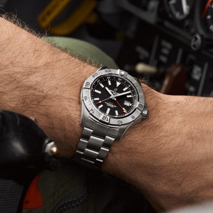 Breitling Avenger GMT 44 Automatik Edelstahl schwarzes Zifferblatt Metallband – Herrenuhren Uhr mit Datum aus Edelstahl. Das Gehäuse ist rund und silber. Das Edelstahlarmband ist silber. Das Zifferblatt ist ein Index in schwarz. – Ansicht 5