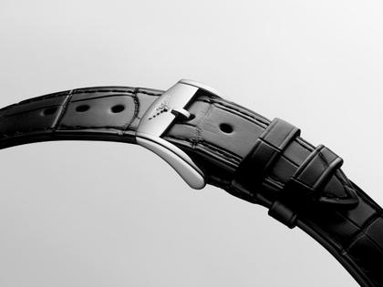 Longines Conquest Heritage "Year of the Snake" Limited Edition Automatik Edelstahl 40mm rotes Zifferblatt schwarzes Lederband – Herrenuhren Uhr ohne Datum aus Edelstahl. Das Gehäuse ist rund und silber. Das Lederarmband Kroko / Alligator ist schwarz. Das Zifferblatt ist ein Index in rot. – Ansicht 4